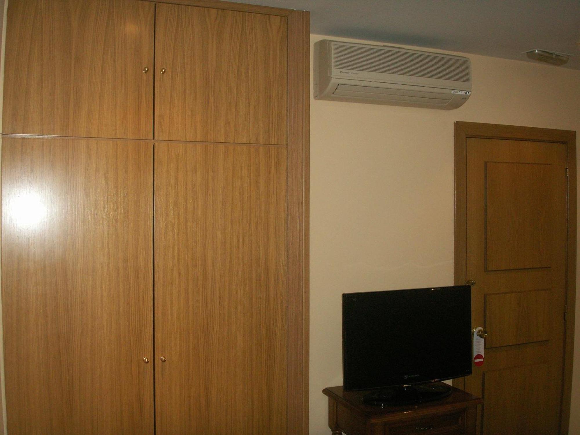 Hostal La Nava Мадрид Екстер'єр фото